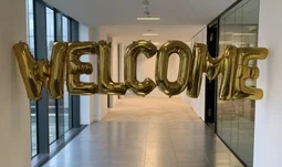Balloons that say welcome 