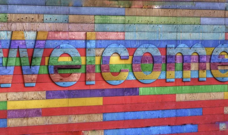 a sign saying welcome